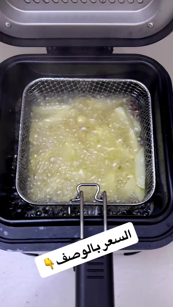 قلاية زيتية 2.5 لتر
السعر 45 الف

المميزات: 
حوض قلي كبير بحجم 2.5 لتر 
جسم من الفولاذ المقاوم للصدأ
عتلة للتحكم بدرجة الحرارة 80-190 درجة
سلة داخلية مطلية بالمينا مع مقبض من البلاستيك المقاوم للحرارة
المنشأ: الصين
الطاقة: 1000 واط
عمق الجهاز: 10 سمط
عمق السلة: 7 سم
طول سلك الكهرباء: 88 سم
أبعاد الغلاف: ارتفاع: 22 سم / طول: 25 سم / عرض: 26 سم
أبعاد المنتج: ارتفاع: 18 سم / طول: 21 سم / عرض: 20 سم
ابعاد السلة:ارتفاع: 7 سم / طول: 15 سم / عرض: 15 سم


**إذا كنت صاحب هذا الإعلان وتريد حذفه لأي سبب، رجاءا أرسل رسالة إلى الدعم الفني**