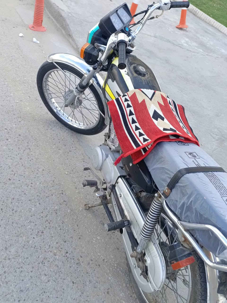 دراجة أربعة كير للبيع، أوراقها أصولي وكاملة
شاصي 17 وتعمير 23
كهربائياتها كلها شغالة
الدراجة نشطة هندر واحد تشتغل 
السعر: 650 ألف قفل (بدون عملة)
للتواصل خاص 👍


**إذا كنت صاحب هذا الإعلان وتريد حذفه لأي سبب، رجاءا أرسل رسالة إلى الدعم الفني**