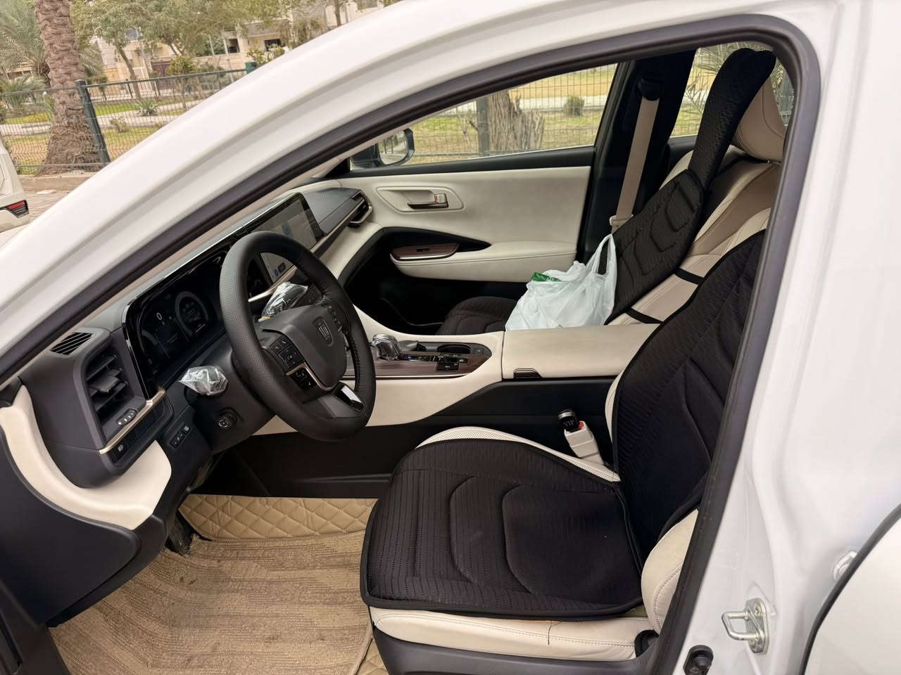 ‏    ‏            __Toyota__Crown 
‏‎‏‎النوع :بلاتينيوم
‏‎‏‎المسافة المقطوعة: 8000 KM
‏‎‏‎سلندر :  4
السعر : 38000$
‏‎السيارة وارد خليجي مكفوله كفاله عامه 
تجي فول مواصفات‏ سلايد كشنات كهرباء خرن تبريد سستم صوت JBL برده خلفيه أنظمة قيادة + نضام هايبرد و بعد هواي مواصفات بدون اي خلل او نقص 

‏‎‏‎‏‎‏‎📱 للاستفسار***********
***********
