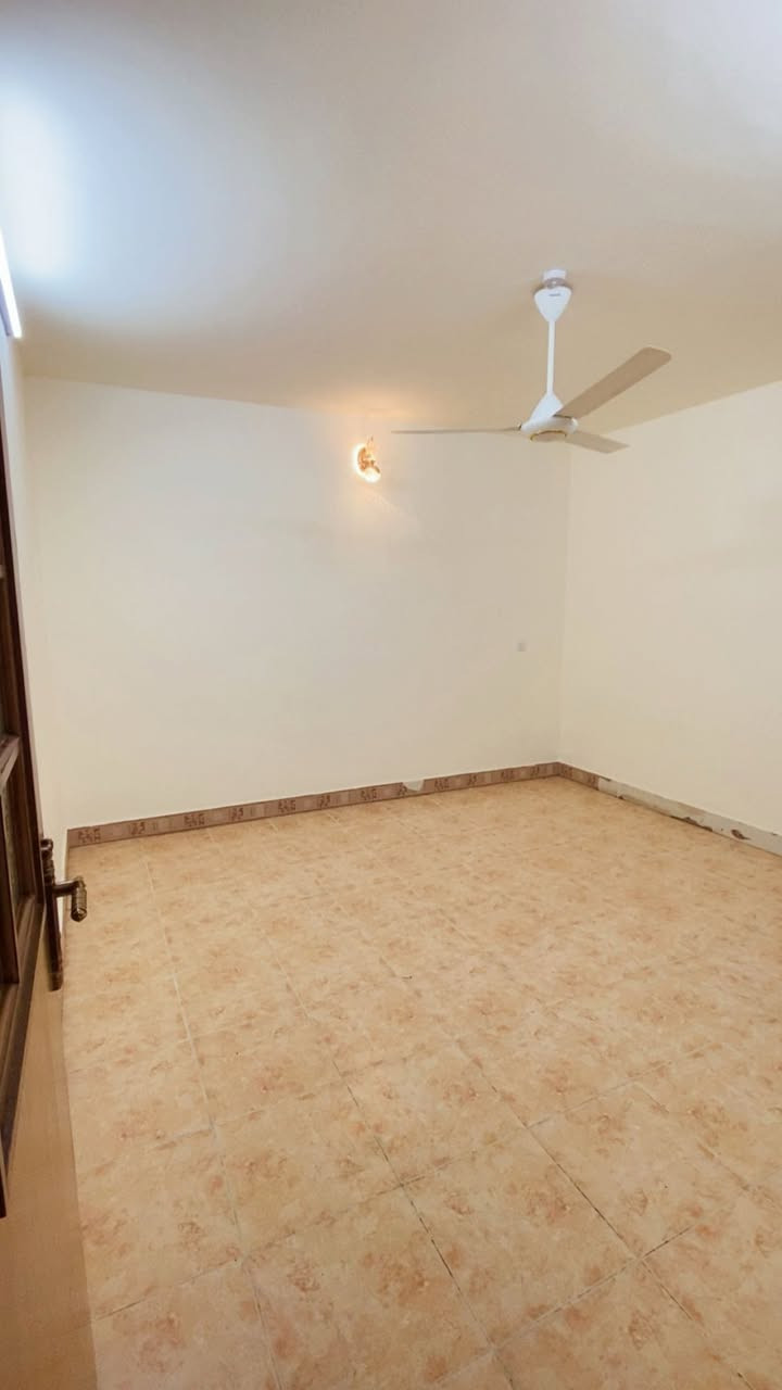 للايجار
الموقع حي البنوك شارع النداوي 

بيت طابق اول 

يحتوي على _ صاله _مطبخ  _ صحيات _ نوم عدد  2

السعر 550

للستفسار اتصال ***********
