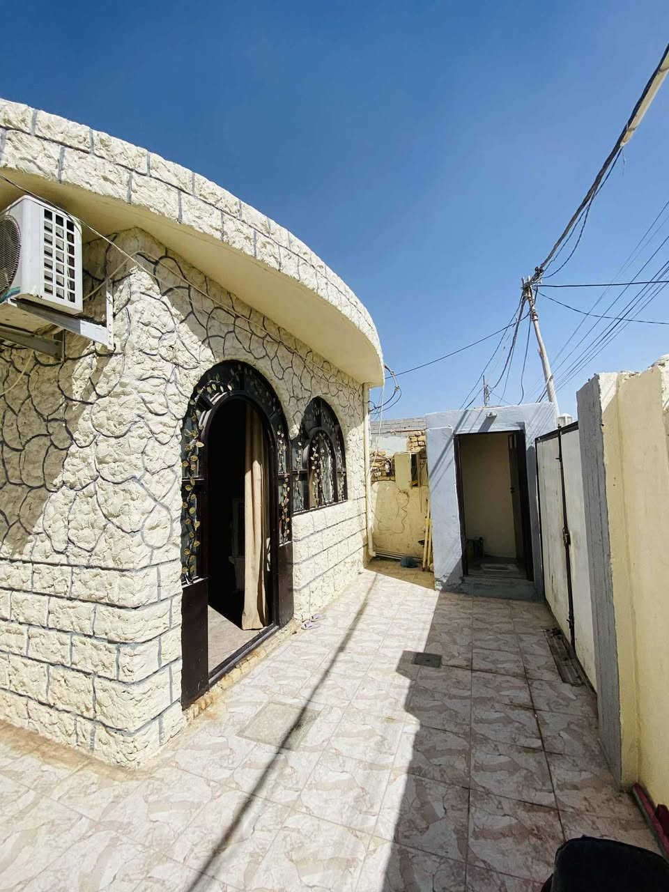 بيت المساحه ١٩٠مْ كونكريت مسلح يحتوي على استقبال ٦*٤.٥ وغرفة٦*٤ ومطبخ ٦*٤ وصالة ٥*٥  ، أرضية مرمر ويحتوي على گراج مطبگ بالكاشي بناء طابوق سطح شتايگر  بناء البيت درجة أولى 
العنوان البراكية /شارع المطار القديم /قرب أسواق الأمير 
للأستفسار ***********،أو ***********
