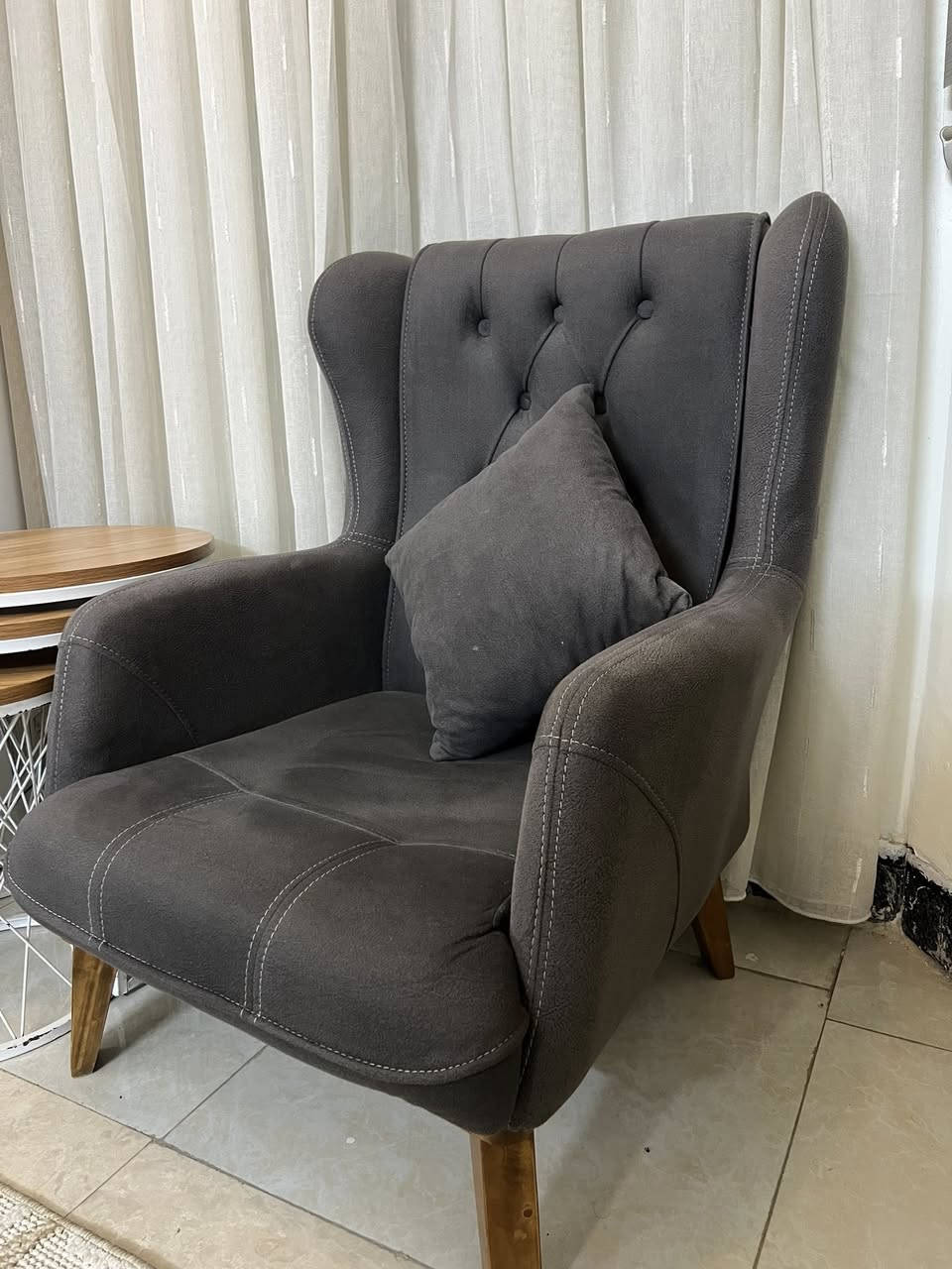 تخم تركي مودرن ١٠مقعد  القماش وتر بروڤ إسفنج بولستر طبي  اللون واضح  بالصورة الثانية والأرجل خشب   
مستخدم قليل مال اربيل بي عيب واحد  حرك موضع بالصوره  700 وبي محال


**إذا كنت صاحب هذا الإعلان وتريد حذفه لأي سبب، رجاءا أرسل رسالة إلى الدعم الفني**