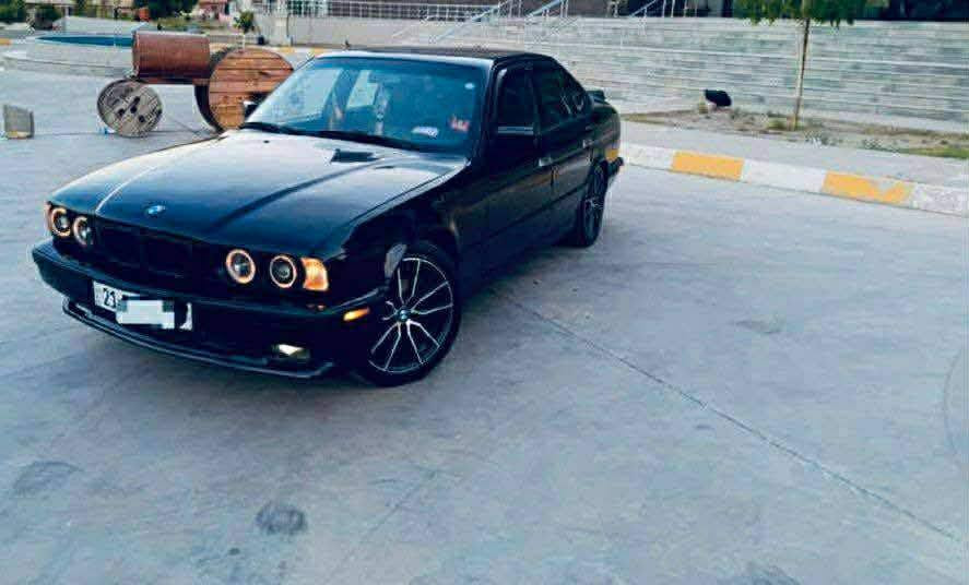 BMW موديل 92 525
سيارة كاملة
مسجل دمام أستريو 
لايت زنون وكالة 
لدات امامي 
كهربائية كله فول خير من الله. 
داخل جلد بلاد 
حدادية جديده شرط. 
مكينه خير من الله لا تبخير لا تنقيص. 
دهن جديد وكالة دهن كير جديد 
تبريد ثلج  تخم تاير جديد 
ويل بي ام مديل 19 
تخم تاير رياضي وكالة. ترايك شرط 200
صدر حداديه إدامة كاملة. 
السياره خير من الله رقمه سليمانية 
دولي هزه جديده رقم جديد 
تحويل مباشر. 
السيارة داخله هزة جدية
اذا شراي. اطلع وياك تراي لمشهد. 
 الْحٍمَدٍللـّہ السياره تجي تنكر سلف وتطلع 
طبعاً صبغ عام جمالية فقط ***********
