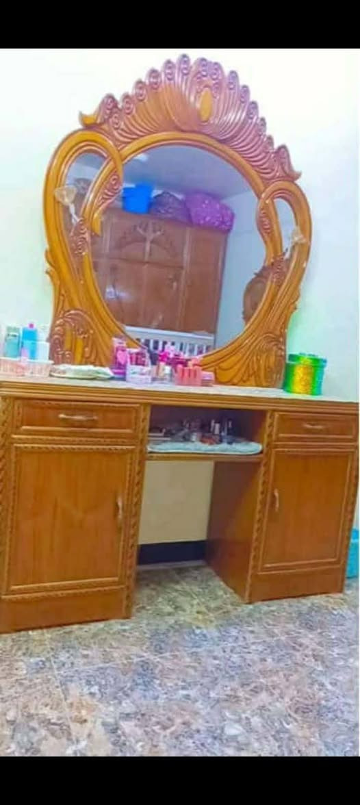 غرفة صاج ٦ بوب نضيفة وياها زاوية بعد وبيها مرايا وكومديات هم ب٤٥٠ هذا رقم للاتصال ***********
