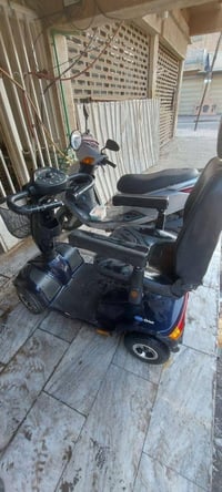 كرسي متحرك للبيع نقصه بطاريه العنوان الصالحية مقابل وازارة البلديات. 0...