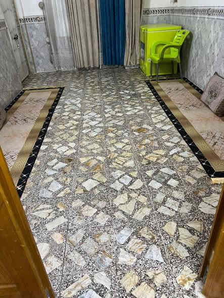 بيت طابقين المساحه الواقع 90 بل سند 70 تفاصيله طابق الارضي غرفه وصاله وستقبال ومطبخ وصحيات وطارمه الطابق الثاني 3 غرف وصاله وحمامات البيت موقعه حي العسكري  كبال المكرمه بفرع صيدلية الريتاج  المبلغ المعروض 120 وبي مجال بسيط الاستفسار ***********
