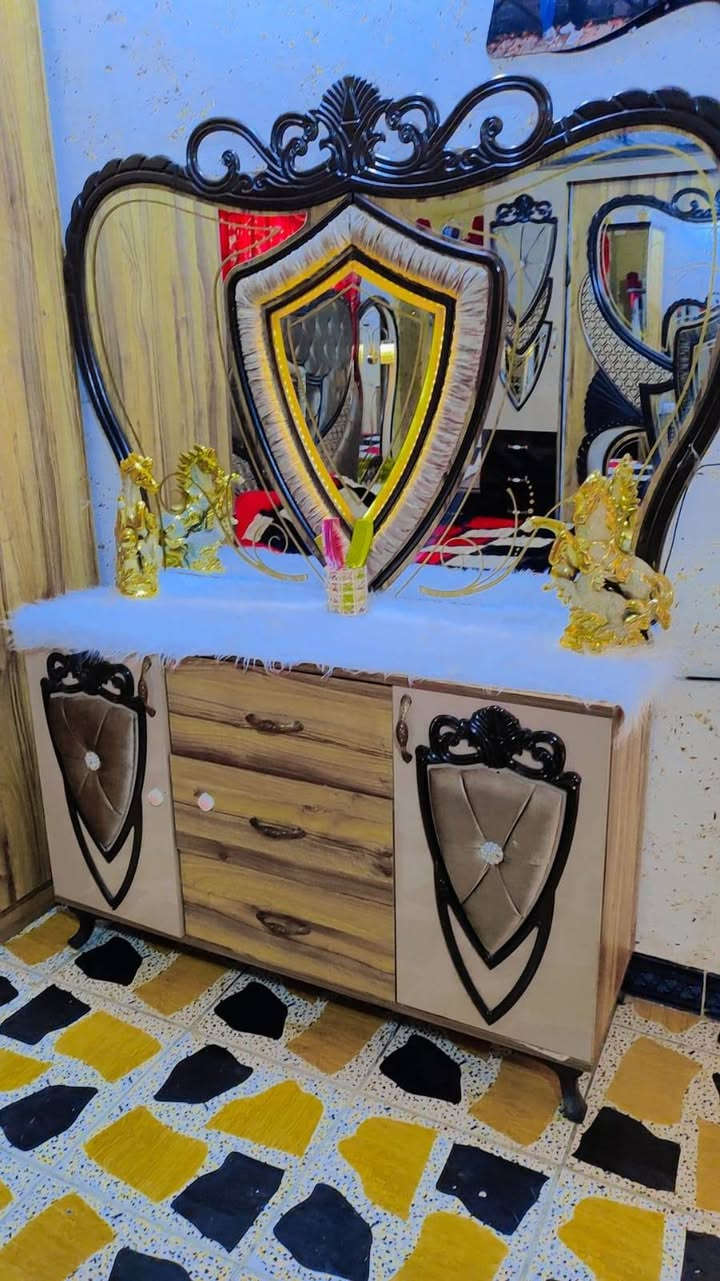 سلام عليكم غرفة اخشاب تركيه نضيفه مستعمله تجي تشوفه وتشتري  مكاني حلة ***********
