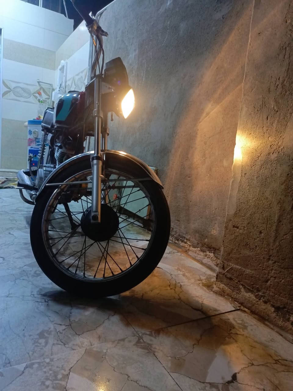 السلام عليكم دراجه شاصي نامه امتياز 2014 اوراق اصولي مكينه نامه اصلي غراض كله جديد من ضفيره وكهرباء كامله دبلات امامي وخلفي كشن تانكي كله جديد  السعر ٦٠٠وبيهة مجال ***********
