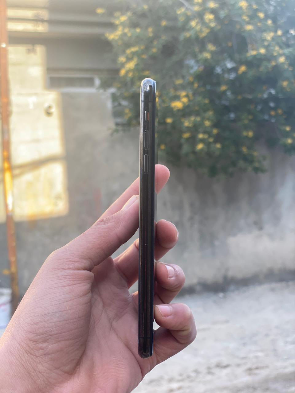 الجهاز نضيف كلش فقط هاذ الكسر الي بل ضهر ذاكره ٢٥٦

مبدل بطاريه من ابل اصليه وفيس ايدي فقط بل تحديث وكفت الجهاز حلو وخير من الله السعر ١٩٠وبي مجال مكاني بابل مجسر الثوره ***********
