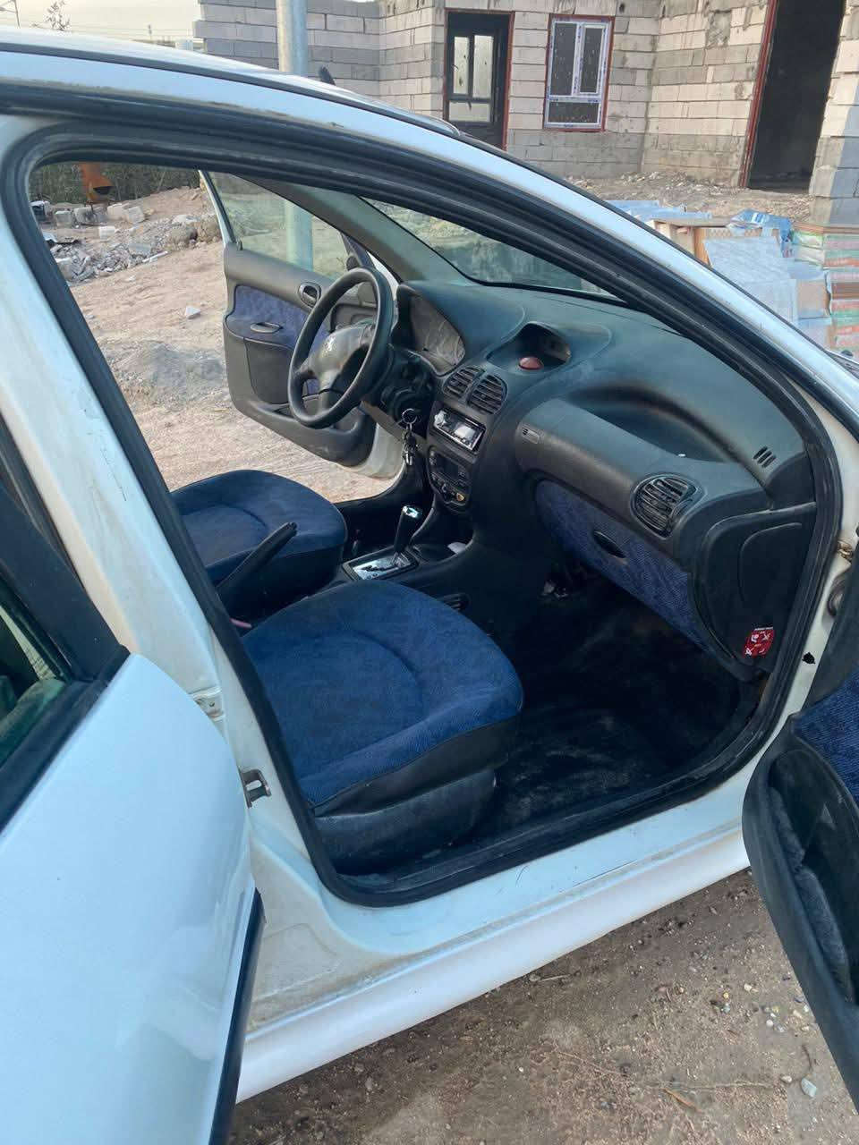 بيجو 206 فرنسي
مكفوله من الكص
السياره بيها كتاب مال مزاد وانا مختصر الموضوع ومتومها على اختها 
ابيع ادوات ادوات كوم حديد 
بس انطيك معاملة المزاد 
السياره جاهزه من مكينه وكير وحداده  كهربائيات ما ملعوب بيها كله ع البلاد السياره
غرفتها كلش جديده 
ترايك بيها ٢٠٠ 
السعر 28.وبيها مجال 
مكاني بصره 

***********
