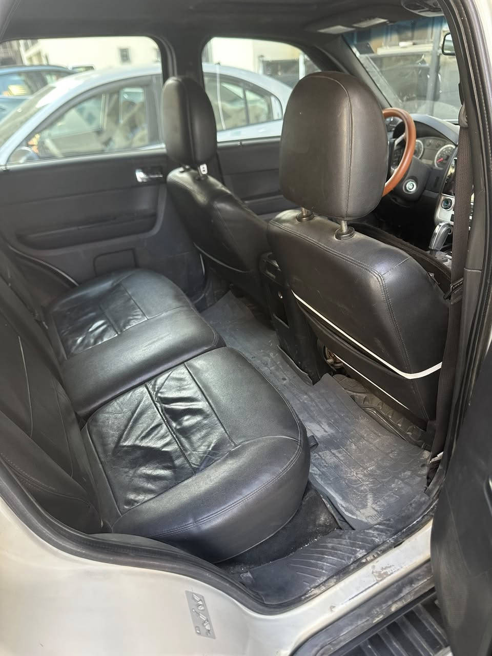 السلام عليكم
من رخصة مدير الگروب المحترم 
فورد سكيب موديل 2012 محرك 2500 بسمي رقم بغداد دولي 
فول مواصفات بصمة عمل تبديل باب خلف السائق +تصليح چاملغ خلفي جهة السائق 
+ صبغ السيارة حزام تبريد جيد گير محرك بحالة جيدة صدر نص عمر تايرات جديدة 
السعر 90  ورقة بيها مجال 
العنوان بغداد صدر القناة قرب مستشفى سعد الوتري  تلفون ***********
