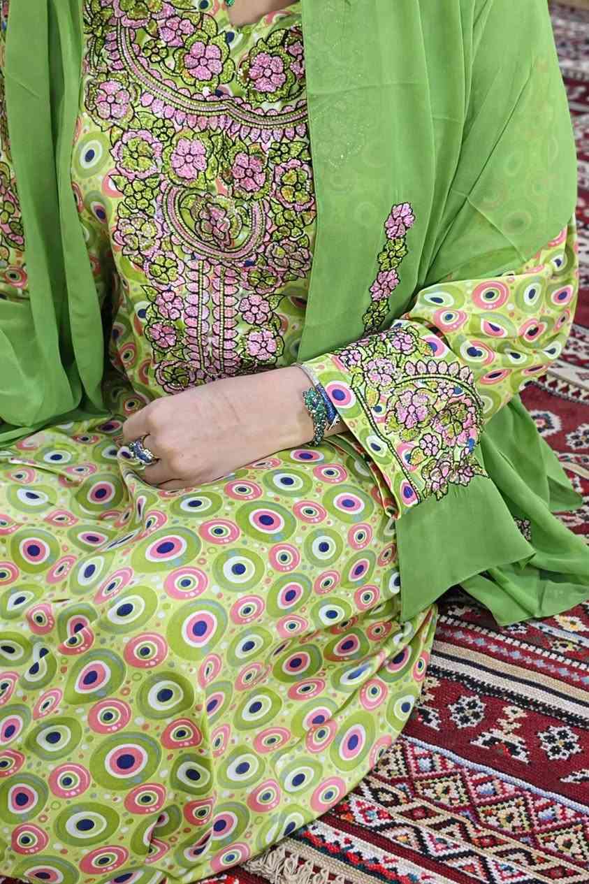 مخاوير مخيطه وجاهزه مع شالاتها وباسعار جوه السوك متوفر بس مفرد ماكو جمله  قماش حرير اندنوسي

*********** 
استفسار ع الرقم هذا
