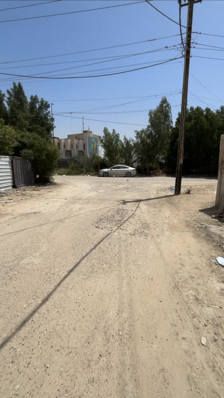 السلام عليكم
بيت للبيع مساحة ٥٣ متر  قطع من دار ركن بناء قديم وترممت جديد ، موقع الدار الكفاءات الجمعية مقابل اسواق مركزية حي العدل مجاور خدمي السريع الدار واجهة خمسة متر شارع ١٥ وشارع الخدمي المجاور ٢٠ متر وكدامك ماكو جيران ، البيت ترمم من العظم مثل الهيكل من جدارن وجص وبياض وسطح تبدل كله جديد تاسيس كهربائيات ع خطوط كاميرات وسبالت وتصريفها وباقي بي نقوصات داكملها ع مجالي الارضي بي صالة واسعه ومطبخ جوة وصحيات صغيره ومنور وره البيت صغير وفوك غرفة نوم واسعه وصالة وصحيات والثاني مخزن بيتونه والسطح .

للاستفسار اكثر وتواصل على الخاص او الرقم *********** ومتوفر بي واتس اب .
