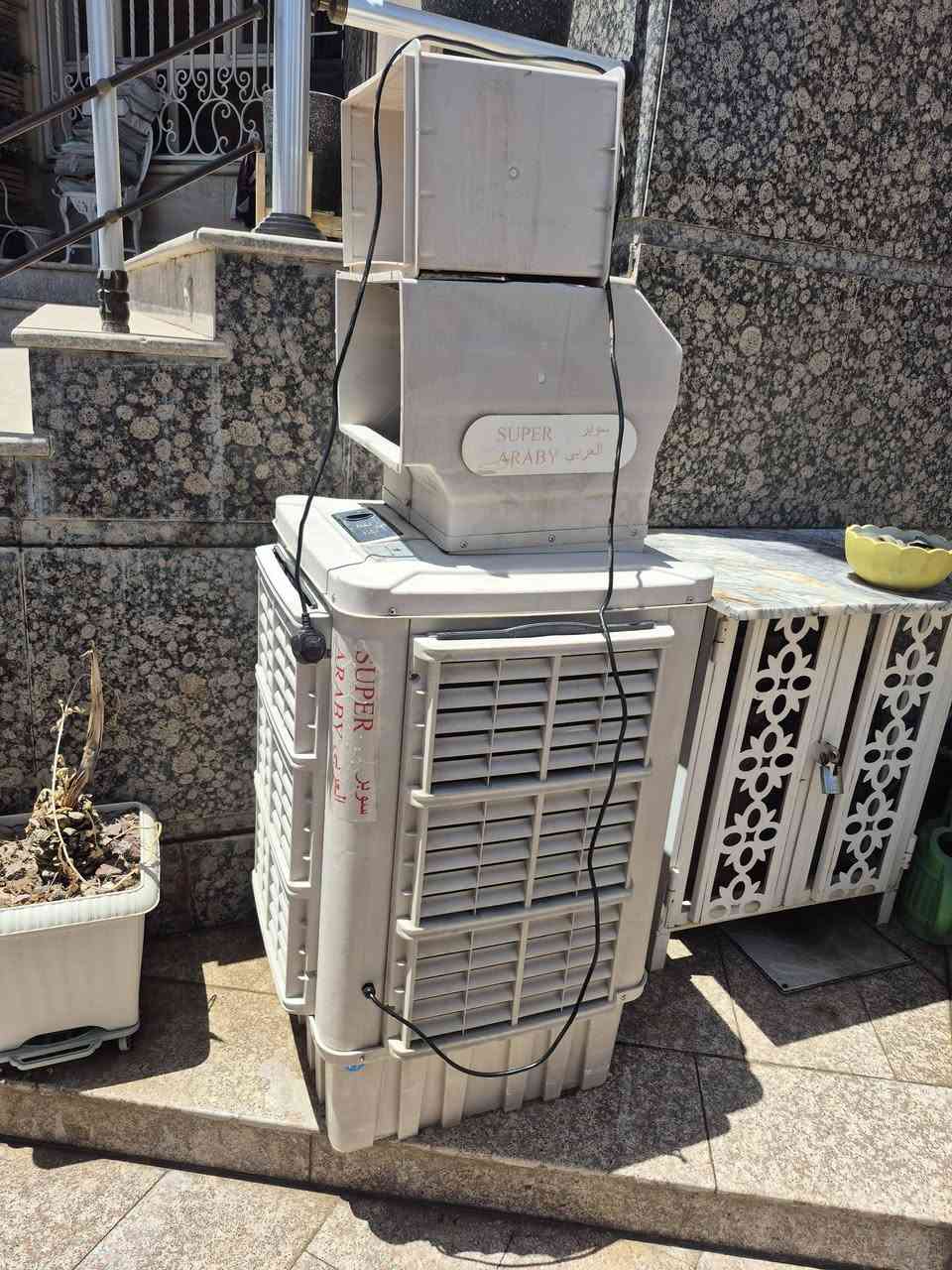 مبردة اخت الجديدة مستعملة فقط ثلاثة أشهر محرك قوي يدفع هواء تسعة امتار شباكها مازال جديد مسلفن لم يستعمل حتى الان..ابيعها بنصف السعر ٢٥٠ الف الإتصال مع الواتساب  ***********
