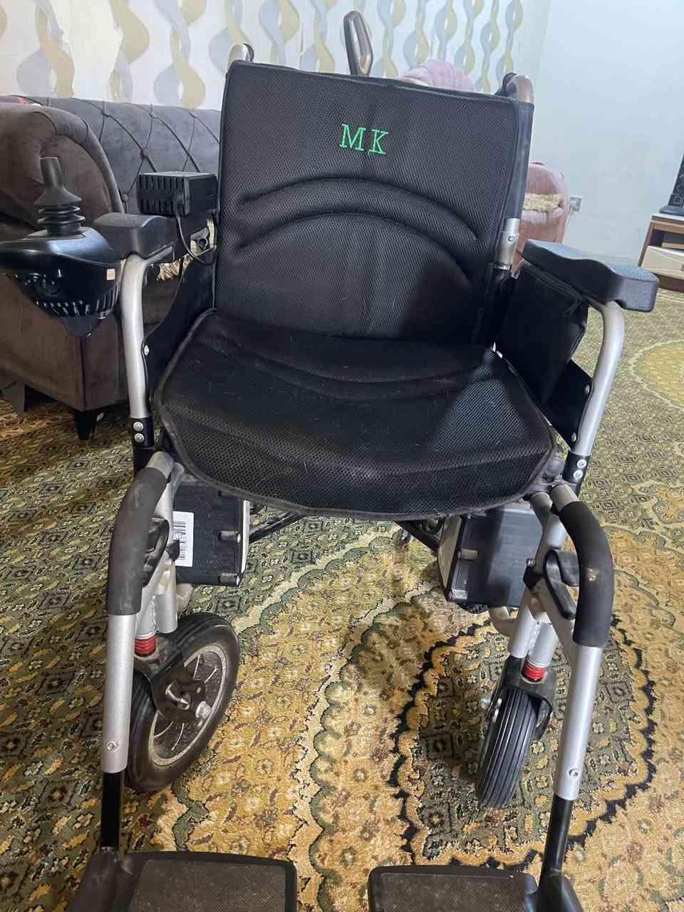 عربانه للبيع كلش جديده هيّا وشاحنته محد كاعد بيها شركة MK Mobility / MK Battery: وهي واحدة من أشهر الشركات العالمية المتخصصة في تزويد وتصنيع أنظمة الطاقة والبطاريات للكراسي الكهربائية، الهيكل (Frame): مصنوع من الألمنيوم الصلب وخفيف الوزن (Aluminum Alloy)، وهو مصمم ليكون قابلاً للطي بسهولة ليوضع في صندوق السيارة. منظومة التحكم (Joystick): يحتوي على ذراع تحكم ذكي (عصا تحكم) مثبتة على مسند اليد الأيمن (ويمكن نقلها لليسار)، وتحتوي على أزرار للتشغيل، بوق (هرن)، ومؤشر للسرعة والبطارية. المحركات (Motors): يعمل بمحركين خلفيين (غالباً بقدرة 250 واط لكل محرك) متصلين بالعجلات الخلفية مباشرة. عجلات خلفية كبيرة الحجم مفرغة ومقاومة للصدمات لتوفير ثبات عالي.
 عجلات أمامية عريضة لسهولة المناورة والدوران في المساحات الضيقة.
 مساند أقدام (Footrests) قابلة للطي أو الإزالة لتسهيل عملية الجلوس والنهوض. الأمان: مزود بنظام مكابح كهرومغناطيسية (Electromagnetic Brakes) تقف تلقائياً بمجرد رفع اليد عن عصا التحكم لضمان عدم انزلاق الكرسي في المنحدرات.


**إذا كنت صاحب هذا الإعلان وتريد حذفه لأي سبب، رجاءا أرسل رسالة إلى الدعم الفني**