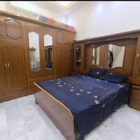 غرفة حطاطة مكان رمادي بعد بيها ميز احذية وميز زاوية مراية عالي... السع...