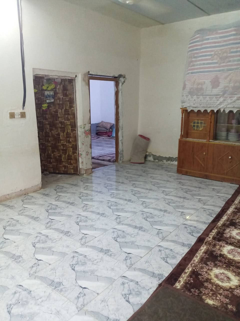 سلام عليكم بيت البيع مكان حي سكينه  مساحه 200  يحتوي عل غرفتين  وهول ومطبخ داخلي وخرجي  سقف سندويج  لاستفساره عل رقم ***********
