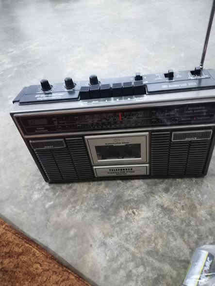 راديو ومسجل نظيف شغال كامل حتى على البطاريات بي ايف ام سعرة 75 الف للأستفسار الاتصال ***********
