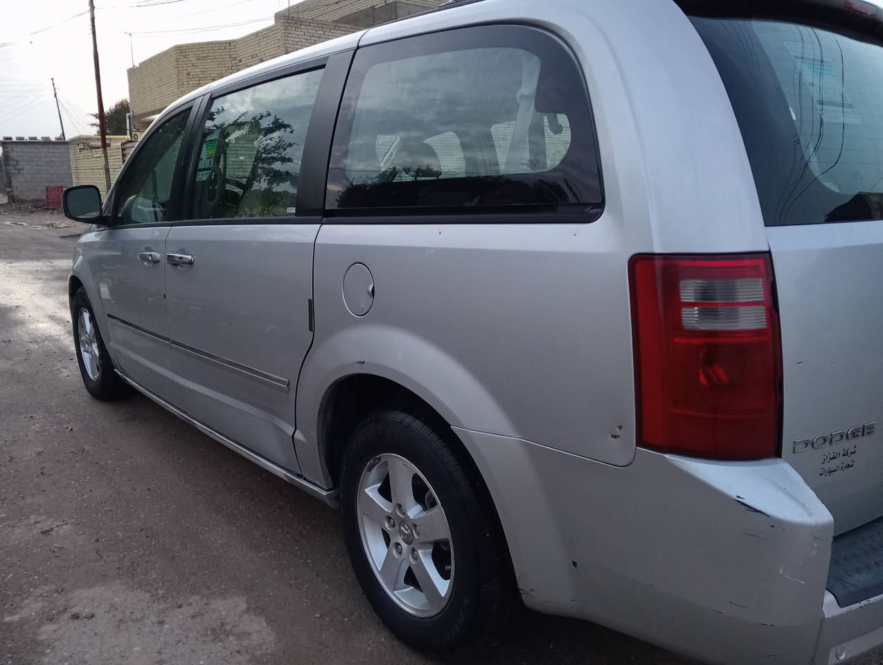 السلام عليكم 
على بركة الله تعالى 
دوج كرفان موديل 2009 محرك 3800
3 قطع تبريد تشغيل عن بعد وباقي المواصفات معروفه
حادثه الجاملع الخلفي الأيمن 
سعره 115 ورقه وبيه مجال حگ الجيه 
للتواصل على الرقم الأتي 
***********
