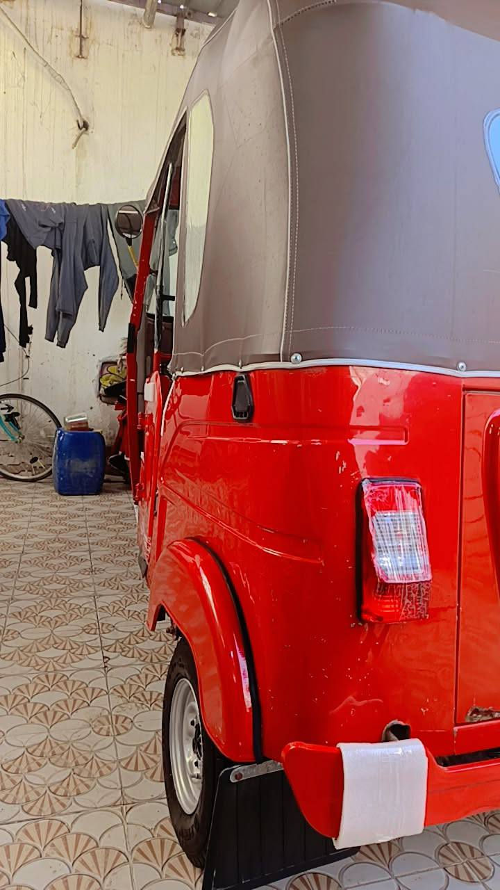 السلام عليكم تكتك للبيع رقم وسنويه بصره تحويل ثاني يوم موديل 2022 شهر 9 محرك كفله الكشر  كفله من الصبغ ولمعجون بي بس بارد الموضح بالصورة مكان ناصرية سوق الشيوخ رقم الهاتف *********** للستفسار
