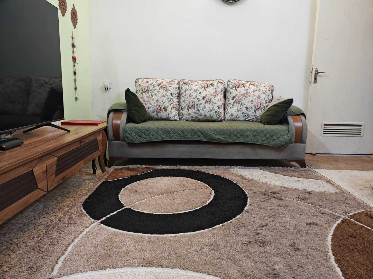 السلام عليكم
للبيع 

1. ميز تلفزيون 3 قطع شركة الحسني هوم سنتر نظافة 100% السعر 500

2 . تخم قنفات 7 نفر عراقي نظيف جدا السعر 500

3 . زولية 2 متر × 3 متر تركي درجة اولى السعر 75 

التواصل ع الخاص او ***********

العنوان / شهداء البياع
