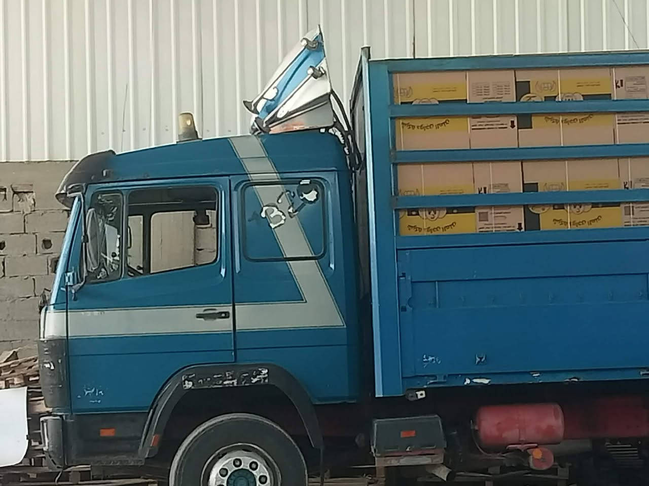 السلام عليكم
لبه مارسيدس للبيع
موديل 1996
طول 7 ونص 
مكينه سوبر
كير داكمه
سنويه لل28
4طن
للاستفسار الاتصال على الرقم 
***********
