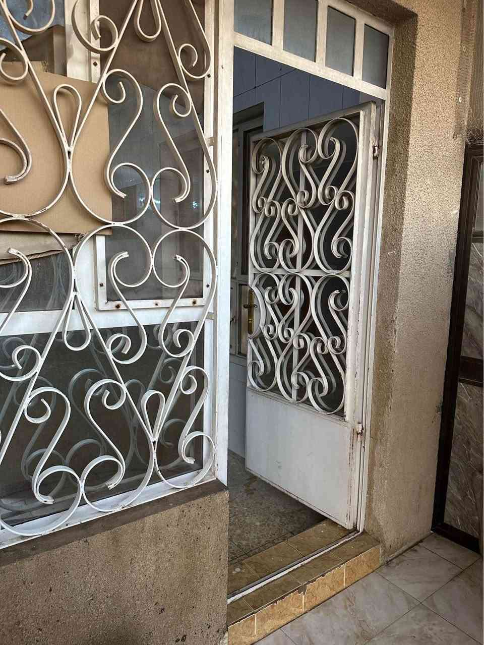 شقة للايجار في حي الحسين طابق ثاني باب وحدها معزول متكونه من غرفتين وصاله ومطبخ ومجمع للصحيات مكانها اول فرع بعد تقاطع حي الموظفين 
للاتصال والاستفسار
0781642006
*********** كربلاء, العراق
