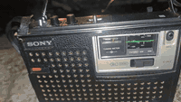راديو. ماركة سوني. تحفه. بل. سحب. جهاز. راقي. جدا. صافي. في اصعب موجات بطاريات. حجم وسط. عدد. ٤كهرباء. محول خارجي مكاني. سماوه ***********
