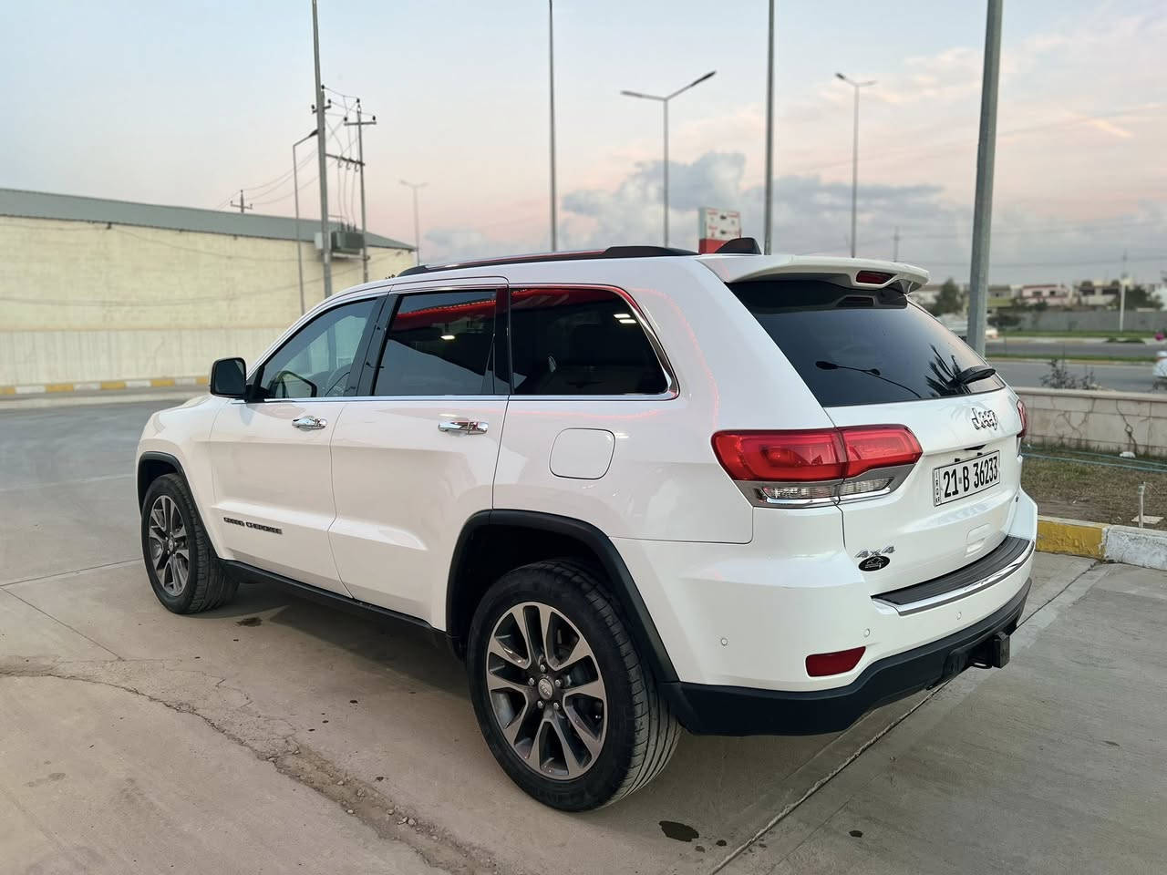 سلام عليكم
جيب لاريدو 2018امريكي  فول مواصفات 
سقف بانوراما رادار ماراية  رادار ده عاميه    اوتو پارك  ده بل اكسل     صندوق شفت كشنات جل اربع كشن  هيتر  تبريد و تتفية 
سوكان  هيتر  كشن خزن   ثلاث مود قياد eco normal  sport 
كشنات اصفر تخم كشن جلد 
شاشة جبيرة   
لايتات ليد  
بعد بي مواصفات هواية سيارة كلين  حتا ده عاميات بشرط  رقم سليمانية  
سنوية جديد رقم جديد 
  سيارة جامات  بي كتاب مضلل 
سيارة احلة من صوره 
تخم صدر محرك  كلة بشرط  
ماشية 74ميل ماشية 
جاهزة من كلشي  
***********بي واتساب
***********
مكان سيارة سليمانية  
 
سعر 280بي مجال
