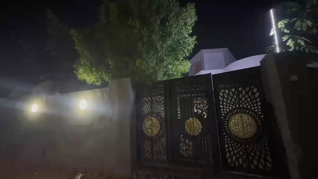 سلام عليكم بيت مساحه 250م٢
الوجه 10النزال25
غرفتين نوم +صاله+استقبال
مطبخ+حمام داخلي+خارجي+حديقه كبيره
باب يطلع ع شارعين+شارعين تبليط مجاري كامله خدمات 
موقع البيت سلمان باك مقابل جامع محمد نعيمي بنص سوگ يبعد عن الأمام 150 متر سعر 138 وبي مجال بسيط ***********
