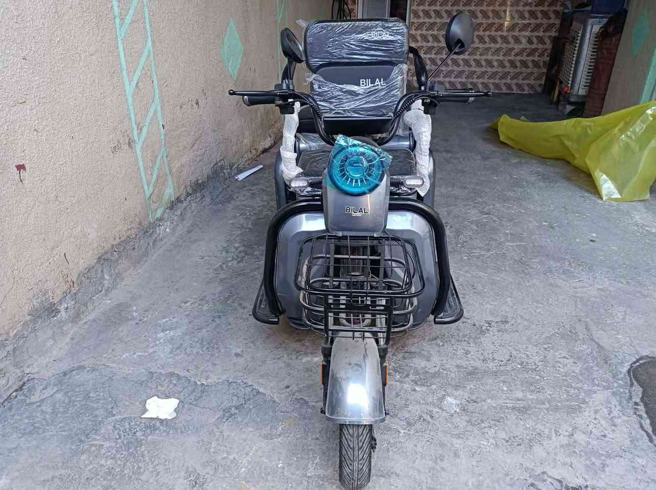 السلام عليكم دراجه شحن بعده ب الكارتون مال ناس إكبار  جبته للحجي والحجي يكول عيب اركب بستوته ههههه رايده مليون و150وبيه مجال الاتصال عله رقم ***********
