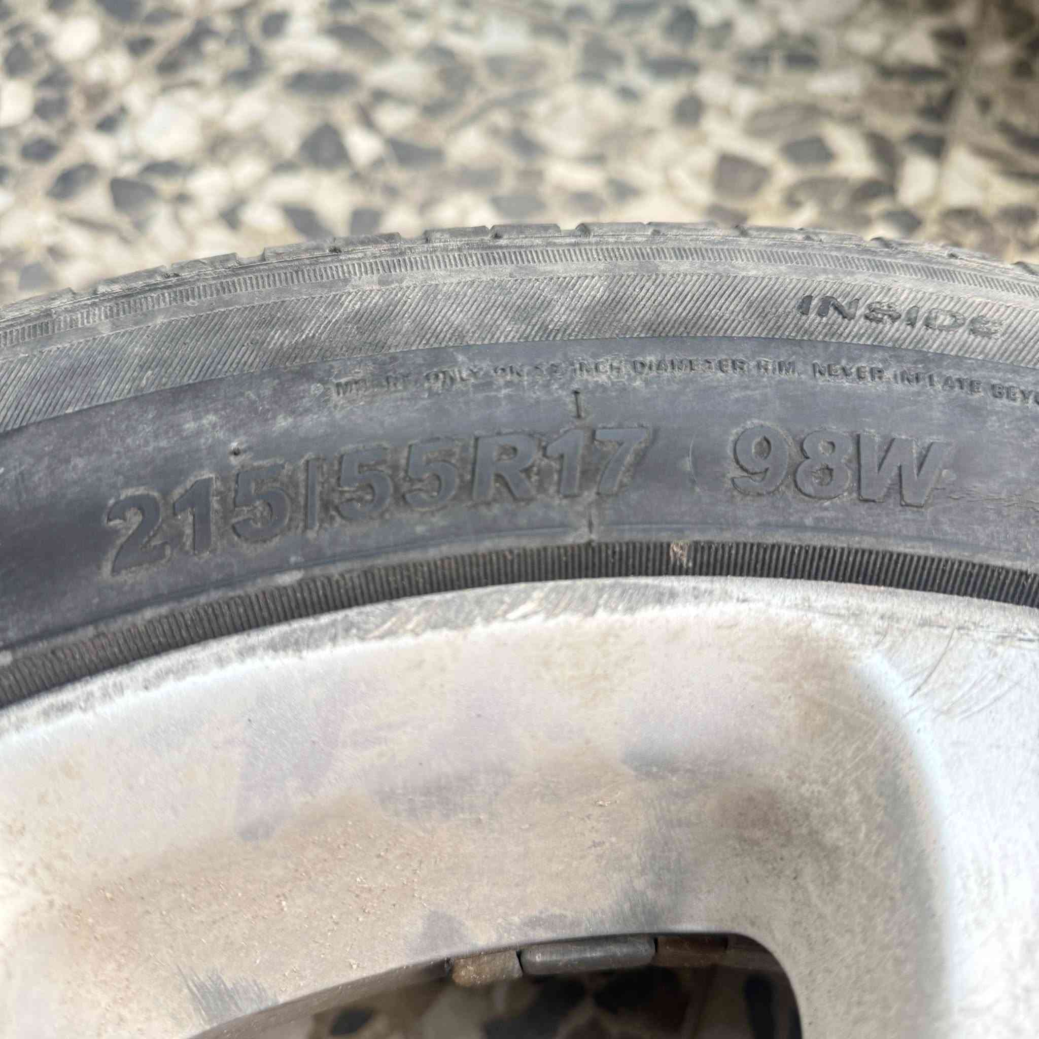 السلام عليكم عندي هذا تاير و ويل كب قياسه ٢١٥/٥٥/١٧ البلادي اريد مراوس بأسبير بلادي صغير (كركور)
مكاني بغداد المشتل 
***********
