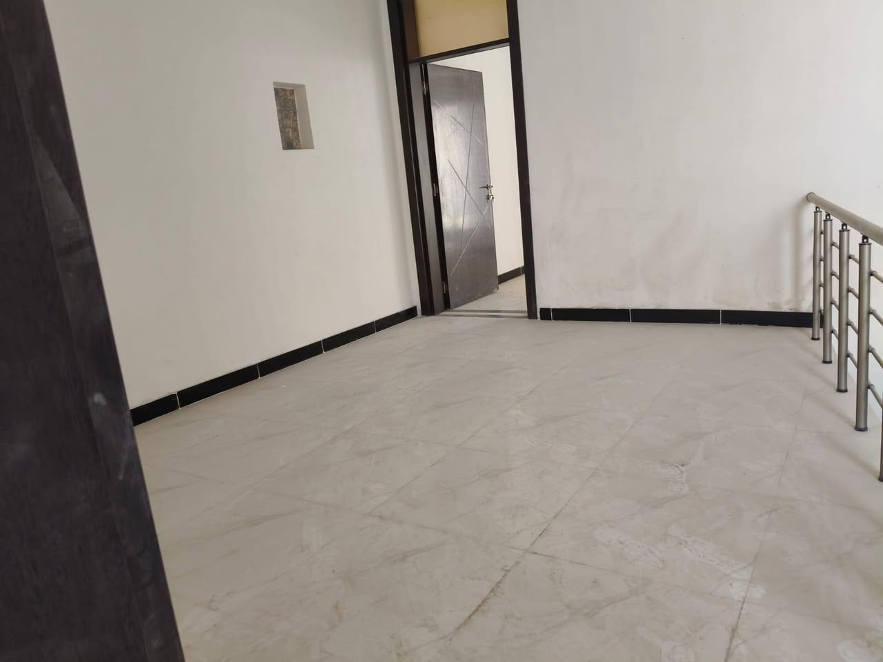 #لدينا_دار_للبيع مساحه 100 متر واجهه 6 وربع ونزال 16 طابو زراعي سند 25 قرار محكمه البيت يحتوي على3 غرف نوم وصاله وستقبال ومطبخ  العنوان بغداد الدورة مدخل البوعيثه مجمع السلطان الاول
هاتف ***********
***********
