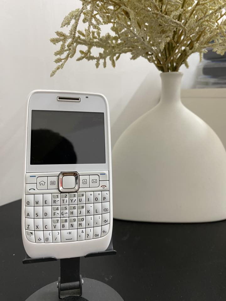 نوكيا E63 - ابيض - نظافة 100%
الملحقات ( شاحن + حافظة )

سعر جوة السوك 35 الف مع التوصيل 
***********
