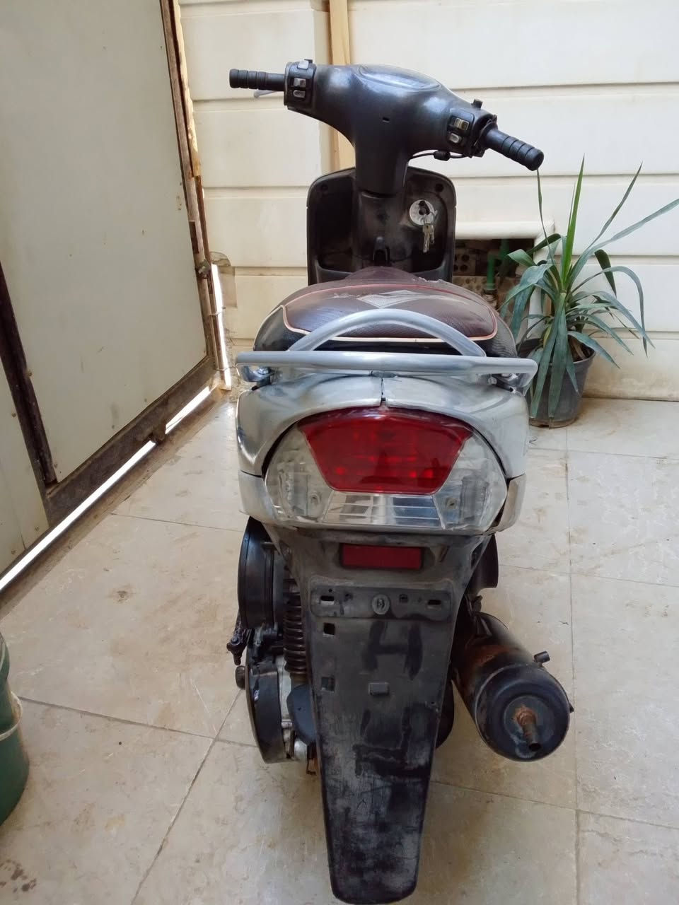 ماكس منغولي موديل 2008 بوشه 49 مفتوحه كهربائيات كلها شغاله اشاير هورن سكن لايت عداد بك لايت نگره سلف بكل وقت شلعه حلوه محرك ناعم  السعر 450 وبيها مجال قليل العنوان كربلاء شارع احمد الوائلي خاص موجود او تصل ع رقم
***********
