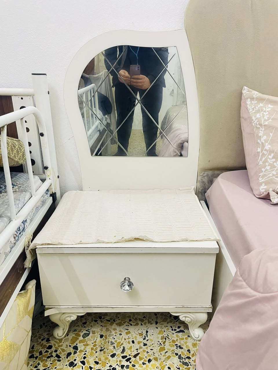 سلام عليكم..غرفه نوم تركي 6 قطع خشب تركي ثقيل 
سعر 300 الف عنوان دهوك الشراي يتفضل خاص او يتصل ع رقم ***********واتساب
