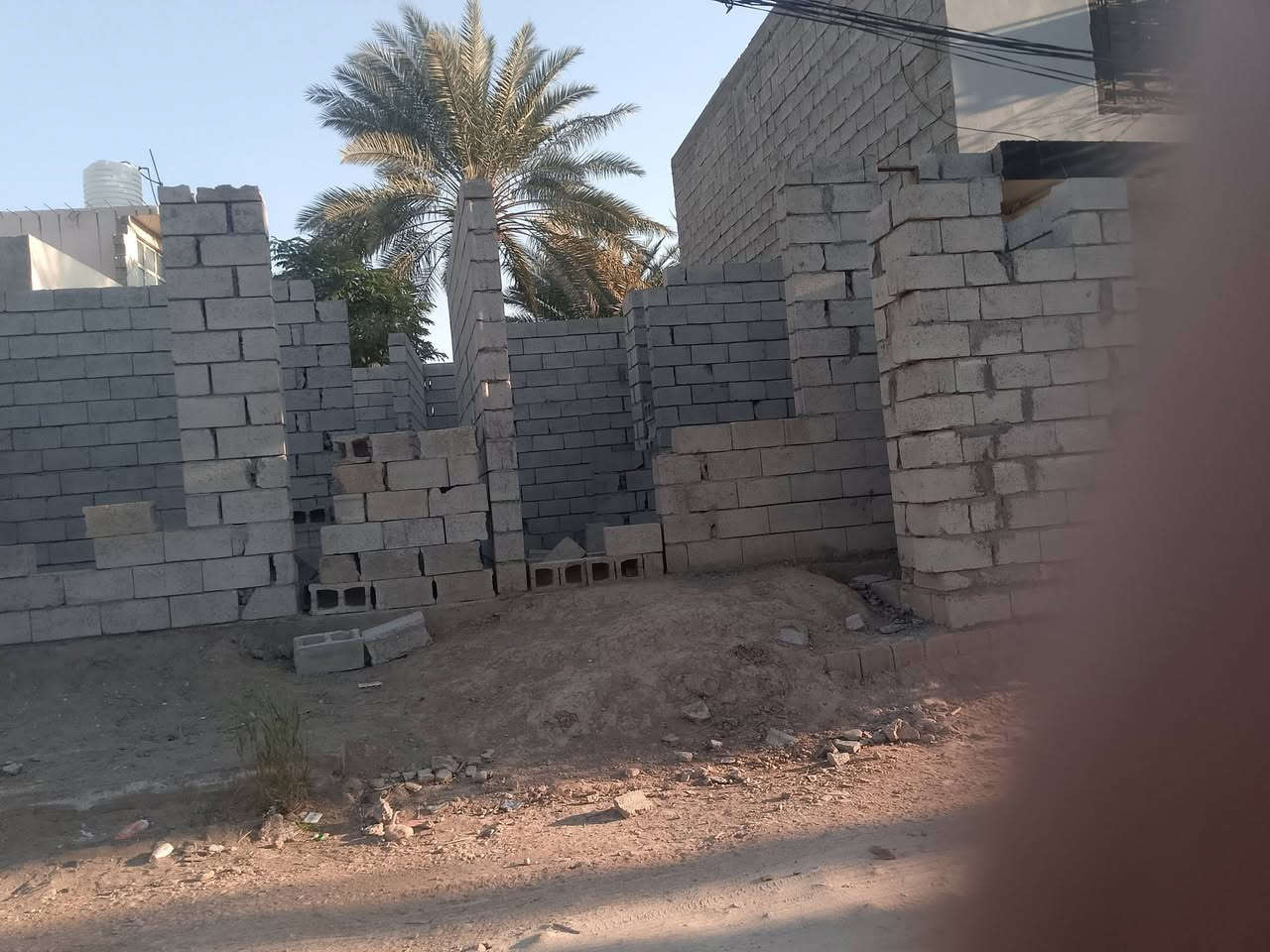 السلام عليكم هيكل للبيع مكان شفته خلف ابو ادريس مساحه 100 نزال 11 والواجهيه 9 رقم التليفون *********** سعر خاص رجاء بس الشراء يتصل
