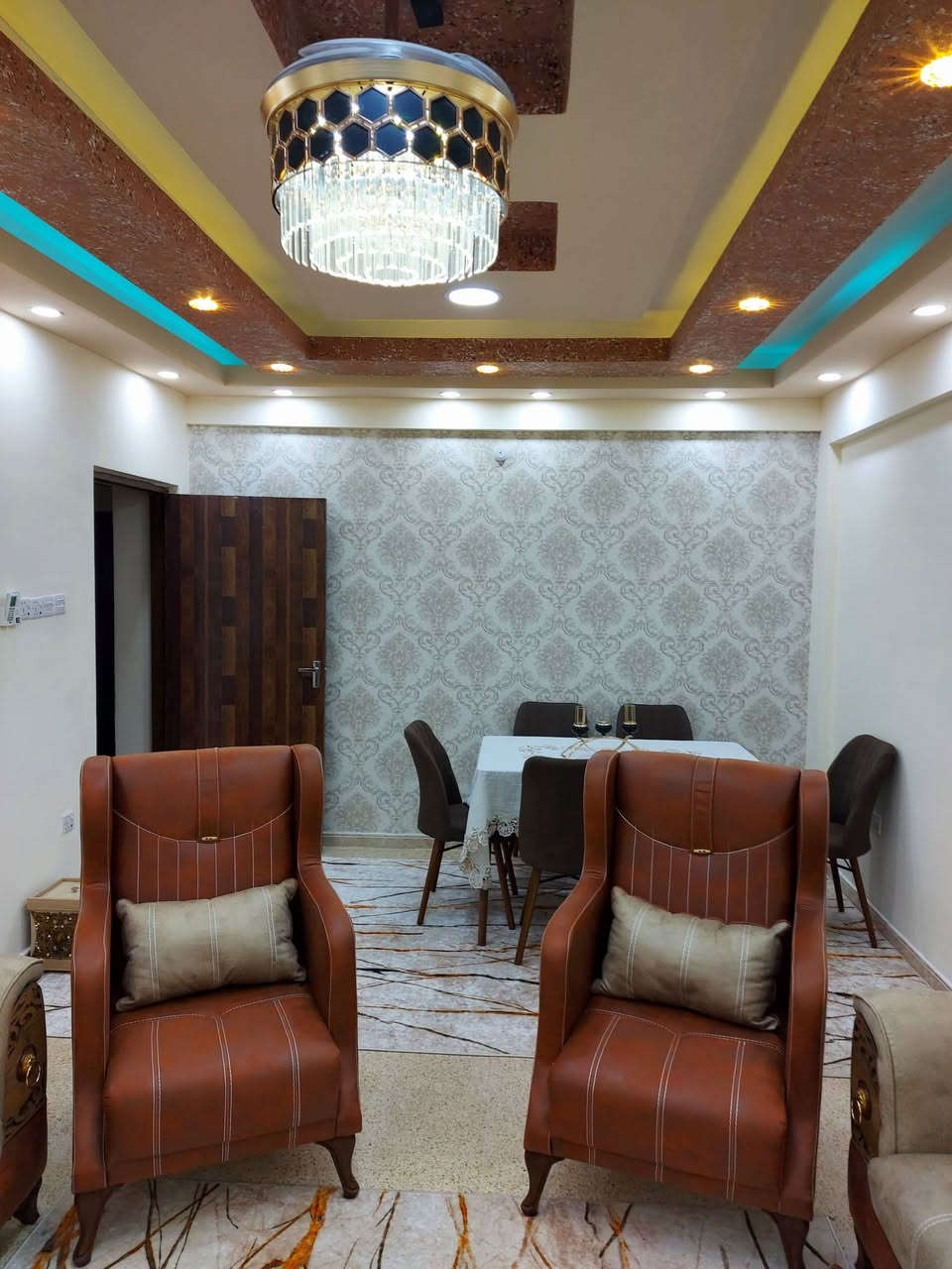 شقة للبيع في مجمع حي الحسين السكني مساحة ١٤٧م طابق أول ٣ غرف مطبخ ديوان استقبال و حمامات عدد ٢ الشقة حرة تحويل
***********
شقة للبيع في مجمع حي الحسين السكني الجمعيات مقابيل دائرة الضريبة مساحة ١٤٧م طابق أول ٣ غرف مطبخ ديوان استقبال و حمامات عدد ٢ الشقة حرة تحويل
