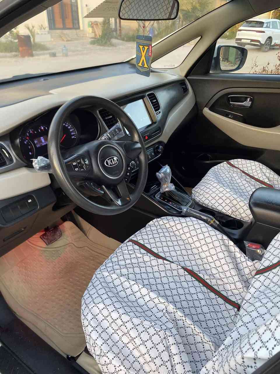 للبيع كيا كارنزا 2014 خليجي 
سياره كفاله عامه ضربه تبديل صبغ فتح جديده سياره 
مكينه كير حداديه تخم تاير تبريد كله شرط  
سياره جاهزه من كلشي تبريد قطعتين حساس امامي خلفي ويل كب تحكم شاشه 7راكب رقم بغداد مشروع وطني بسمنا 
السعر 134 وبي مجال 
***********
مكان السياره السماوه
