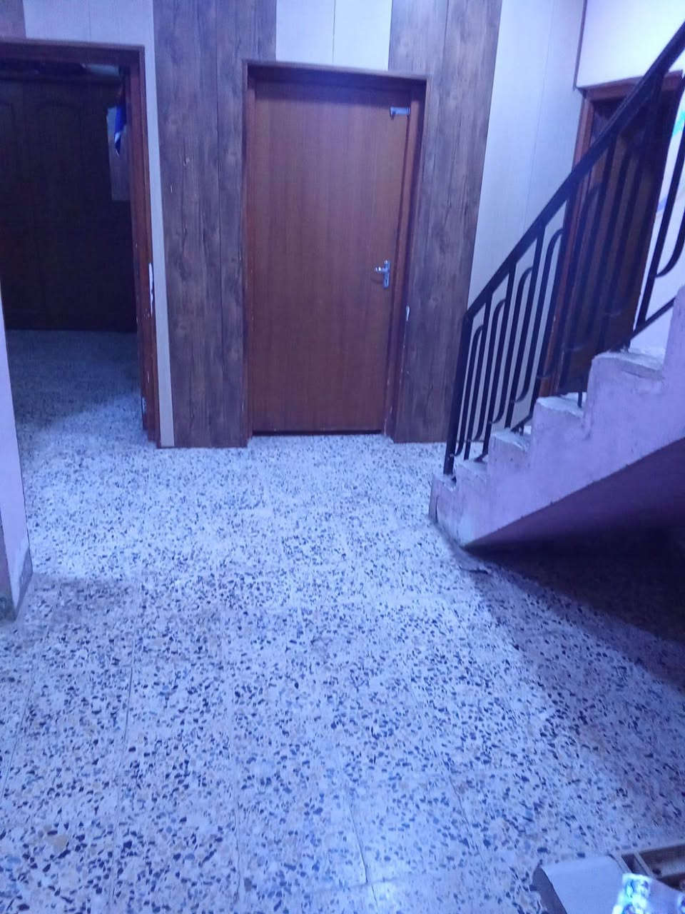 سلام عليكم بيت للبيع 200 متر كاطون الرازي مكتب بيروت طابو صرف بئسمي قريب عل شارع مكتب بيروت طابقين 3 غرف نوم تفاصيل اكثر اتصل على الرقم ***********

