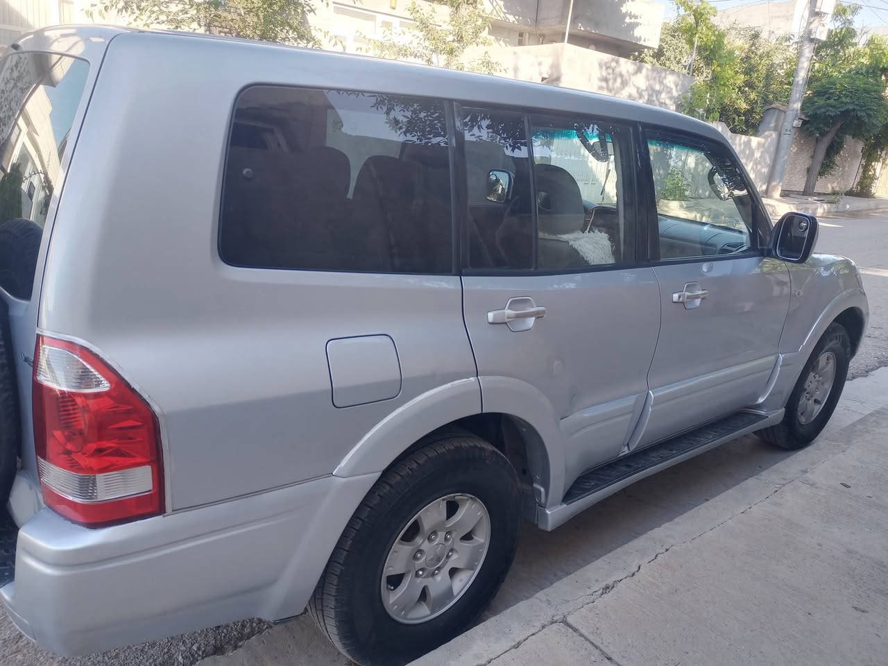 پاجیرۆ 2006   GLS 
خــلــیـجــی نـــمــونـــــەی پـــــاکی ســـفـــری شــەریـکـە
تــحـــویـل ئەســـڵی ڕەقـــەم ســـلێـمـــانی ســــەنــەوی تـــــا 2029 تـازەیـە بەنـــاوی خــۆمــانـــەوەیـــە
بــــێ بــــۆیـــاخ بـــێ شوخــــت بـــێ کــــرانـــەوە قەتـــرە کــاڵـــبونەوەی نــــیـــە تەنها یەک بــســت کـــەمتر ساردی هەیە 
فـــول مواســــەفـــات گێـــڕ ئـۆتـۆماتیک و عــادی ســێ ڕیـــزکــــوشن تــەبـــریــد مـــەرکـــەزی ABS چـوارجـام
کـــــارەبـــا ئــاوێنە کــارەبــا ئاوێنەی دەخـــەوێــت نـــــاو فـــۆرمــیــکـــا ئارێـڵ کــــارەبــا دەبـــڵ ئـــەکســــــل بەخــــی لایــــت دۆسەی بــیـــلادی گڵۆپی ســـەر دۆسە مەکینە 3000 زۆر بەهەڵــمــەت و اقتصادییە
گـــێــڕ و مــەکــیــنــەو ئەکــســل و دەبڵ ئــەکســل و تەبریدو گــەرمــی و توندوتـــۆڵــی پرسیاری نـــاوێ
چوار تـــایـــەی ئــەســـڵی لــۆکـــی بــۆ بەستراوە
 بـــە هـــــەمــوو مانـــایــەک لــەســەر دەقـــی شـــەریـــکەیـــە و بـــێ مەســـرەفـــە 
ئـــەگــەر ســەیارەکـە نــانــاســیت و مــشـتەری نیت سەری خۆت و ئێمەش مەیەشێنە هەموو شتێک نوسراوە
نرخـــی ۹۷ وەرەقە         شوێن/ هەڵەبجەی شەهید
***********
