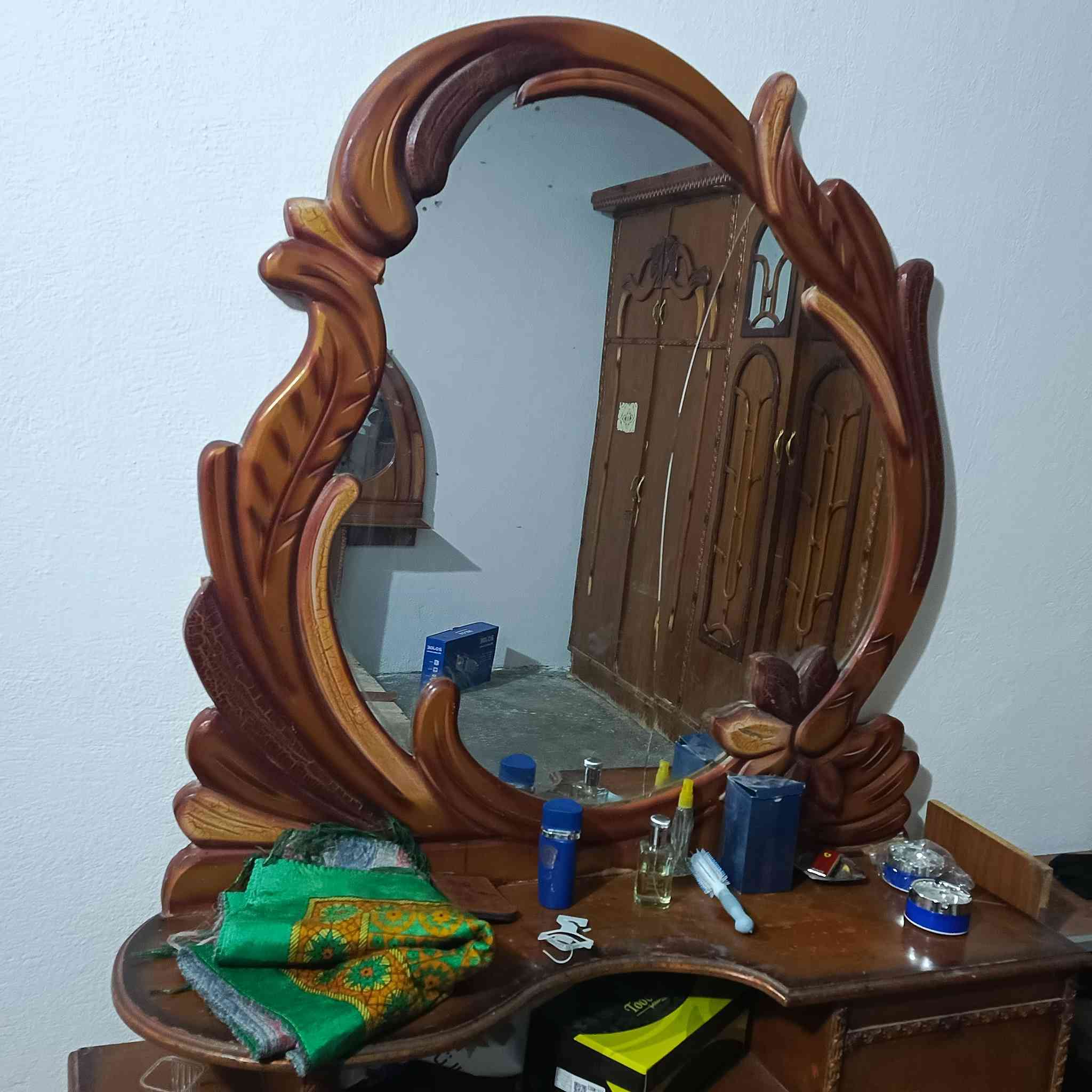 السلام عليكم غرفه للبيع السعر 300 الاستفسار على الرقم ***********
