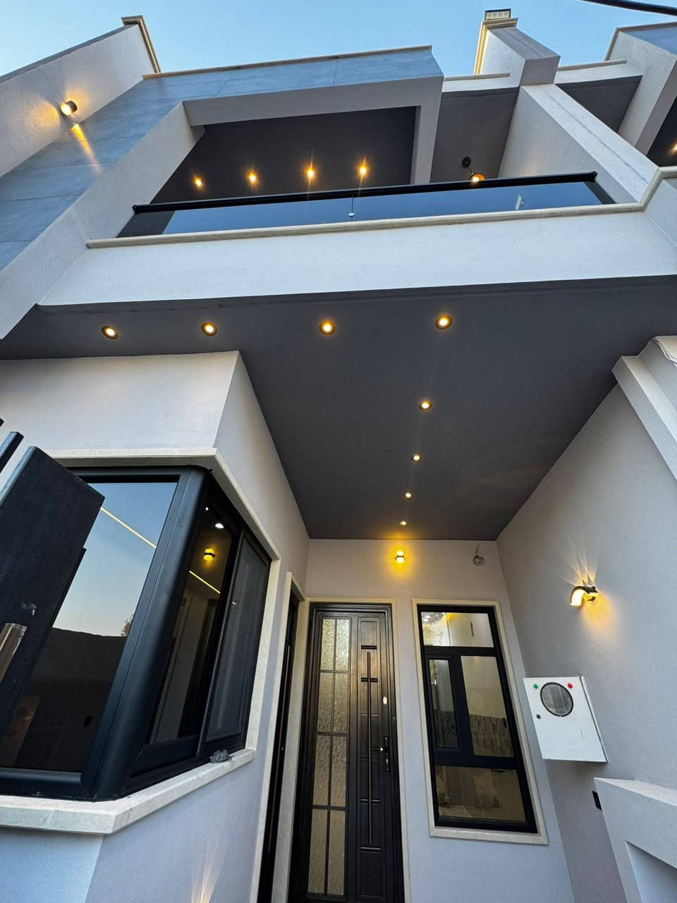 #عروض مكتب قصر الفخامة حصرآ
دار  للبيع للبيع 
الموقع / حي النور شارع الحدائق 
مساحة / 100م واجهة 5م 
الاتجاه / شروق تام 
شارع عرض 12متر 
طابقين بناء حديث زيرو تسليم فوري 
ط١  غرفة نوم وهول واستقبال ومطبخ وصحيات وكراج 
ط٢ غرفتين نوم وصحيات 
للاستفسار عن السعر الاتصال او مراجعة المكتب 
***********
***********
مكتب قصر الفخامة للعقارات والمقاولات 
عنوان المكتب حي النور سايدين دانية ماركت بعد ملعب كلاسيكو
