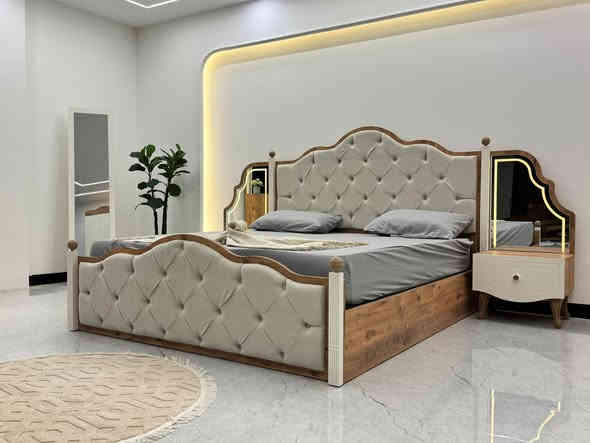 🎉✨ عروض رأس السنة – غرفة نوم اليت ✨🎉
فخامة وأناقة بكل تفاصيلها، تصميم مودرن عملي ومريح

المواصفات:
 • 9 قطع متكاملة
 • سرير خزان – ارتفاع 140 سم
 • برغي وجوي حديد 🔧🔩
 • قياسات كنتور: 240 × 235 سم
 • كنتور إضافي: 80 × 235 سم
 • ميز تواليت: 120 × 190 سم
 • كومدي: 55 سم
 • مراية قيافة
 • درور بأربع مجرات
 • طابوريه

📱 للحجز والاستفسار: *********** (واتساب
