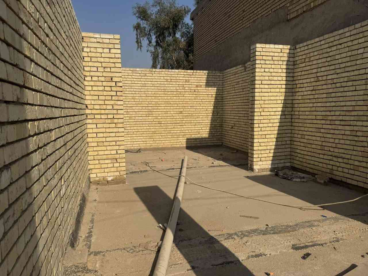 يالله يعلن مكتب الخبير للعقار عن وجود هيكل غير مسقف بناء طابوق والجعب رفت طابو زراعي سند 25
مساحه الهيكل 150متر 
يتكون من غرفه صاله مطبخ استقبال صحيات
موقع الهيكل حي المعلمين قرب النهر 
السعرر 55ملين بي مجال بصيط
الاتصال ***********
