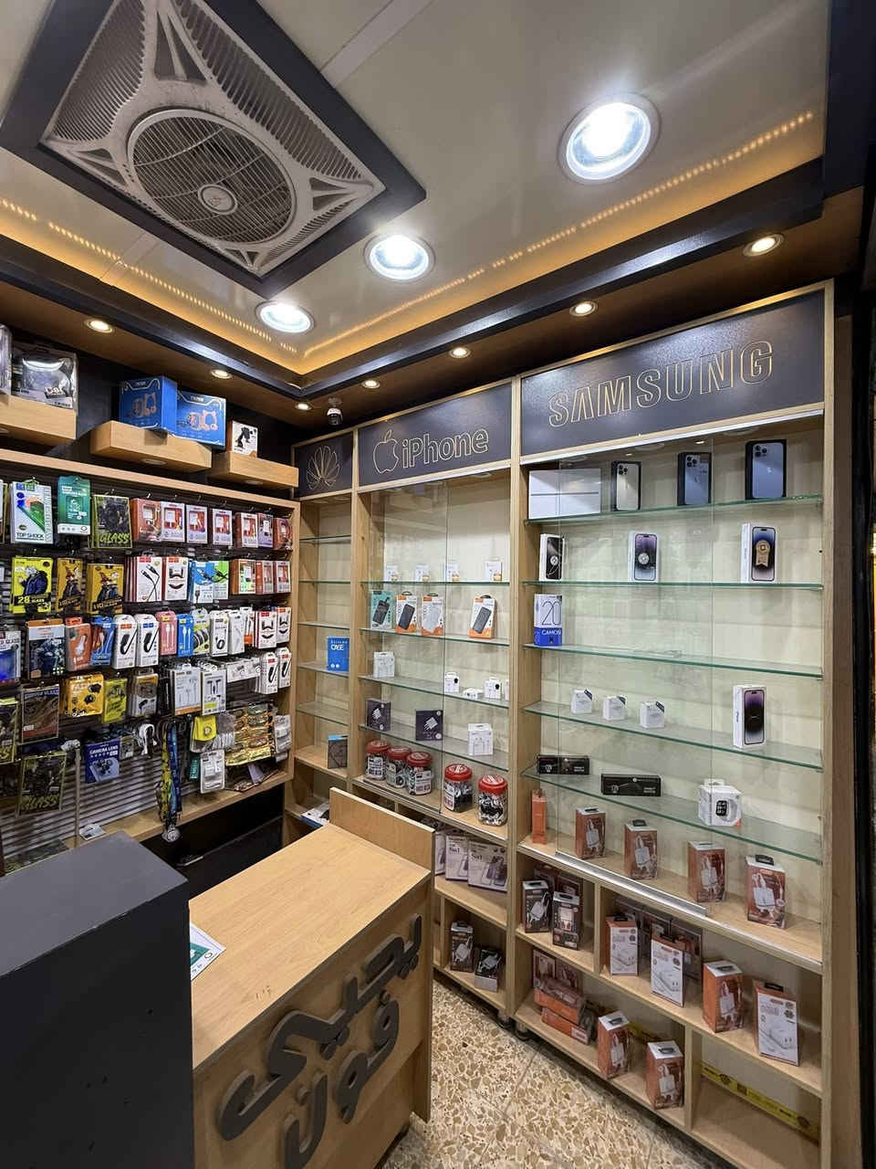 السلام عليكم محل تليفونات للبيع  موقع مميز جداً جداً دخل السوق القديم الفرع الاول المحل الرابع على اليسار  كامل ديكور حديث جداً مع سبلت جديد مع سستم كامرات وبلازمه كسسوارات كامله عده صيانه كامله المحل كامل مكمل ابيع فارغ او هوا ولغراض السعر 5 ملابين وبي مجال
*********** هاتف
