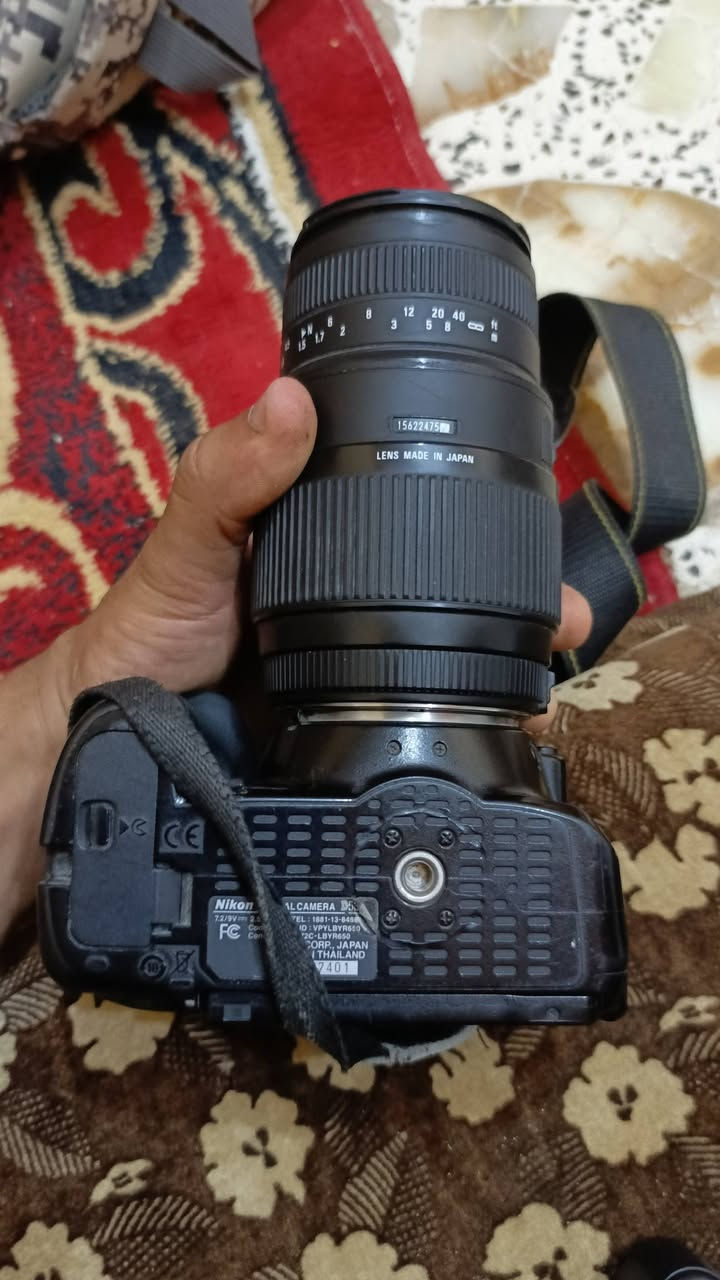 السلام عليكم 

كامره. 5300 

بيه خلل بصيط مال من تگلب بصور اليمنه ما تشتغل وباقي كلشي شغال جديده بعدهي وياه عدسه 55 وشاحنه وبطاريه ورام  وحزام كتف سعره 300 

علق وانا ادخلك خاص 
او انتصال على رقم *********** واساب
