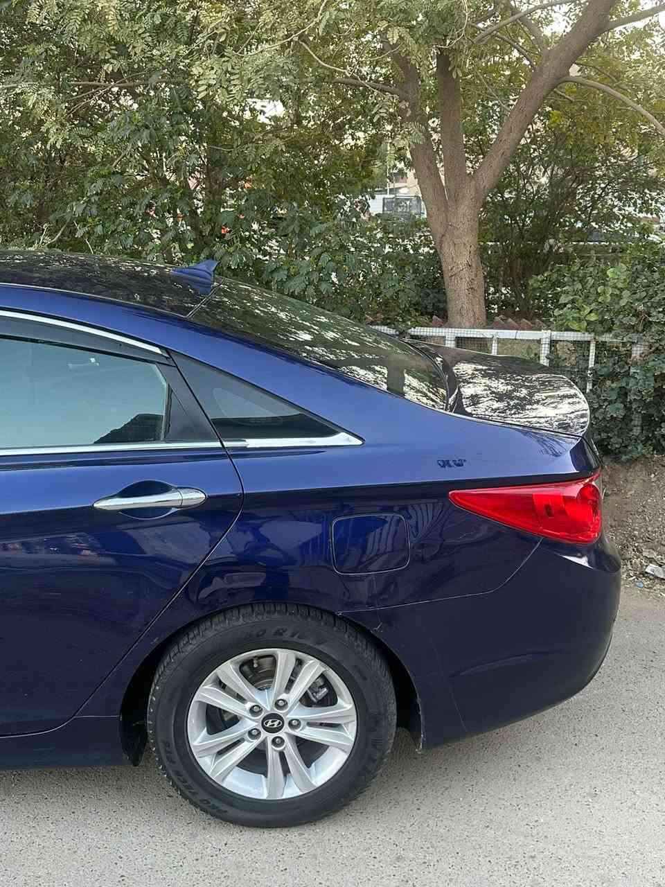 سلام عليكم 
هيونداي سوناتا 2012  حادثهة جاملغ وبنيد فقط باقي مكفول سيارة بدون دواخل أبد شواصي لغود مكفول  
لون ازرق رقم بغداد بأسمي سنوية وارقام جدد 
مكينة 2400 مكفولة 
كير مكفول 
سيارة فتحة سقف + كشنات كهرباء + تدفئة مقاعد امامي 
+ تدفئة مقاعد خلفية +تحكمات ستيرن ومثبت سرعة + ايكو مود + منافذ يو اس بي شحن + صدر امامي 90‎%‎ + تخم تاير جدد شادلهة  تبريد تدفئة كلة فول 
سيارة تخبل وشوفت العين ملاحضة صغيرة بيهة كم حالوبة بل قمارة وممبين بس للمصداقية ذاكرهة 
سيارة جاهزة شغل وأطلع ترايك وين متريد 
مكاني بغدااد حي الاعلام 
*********** 
السعر 107 بيهة مجال حك الجية
