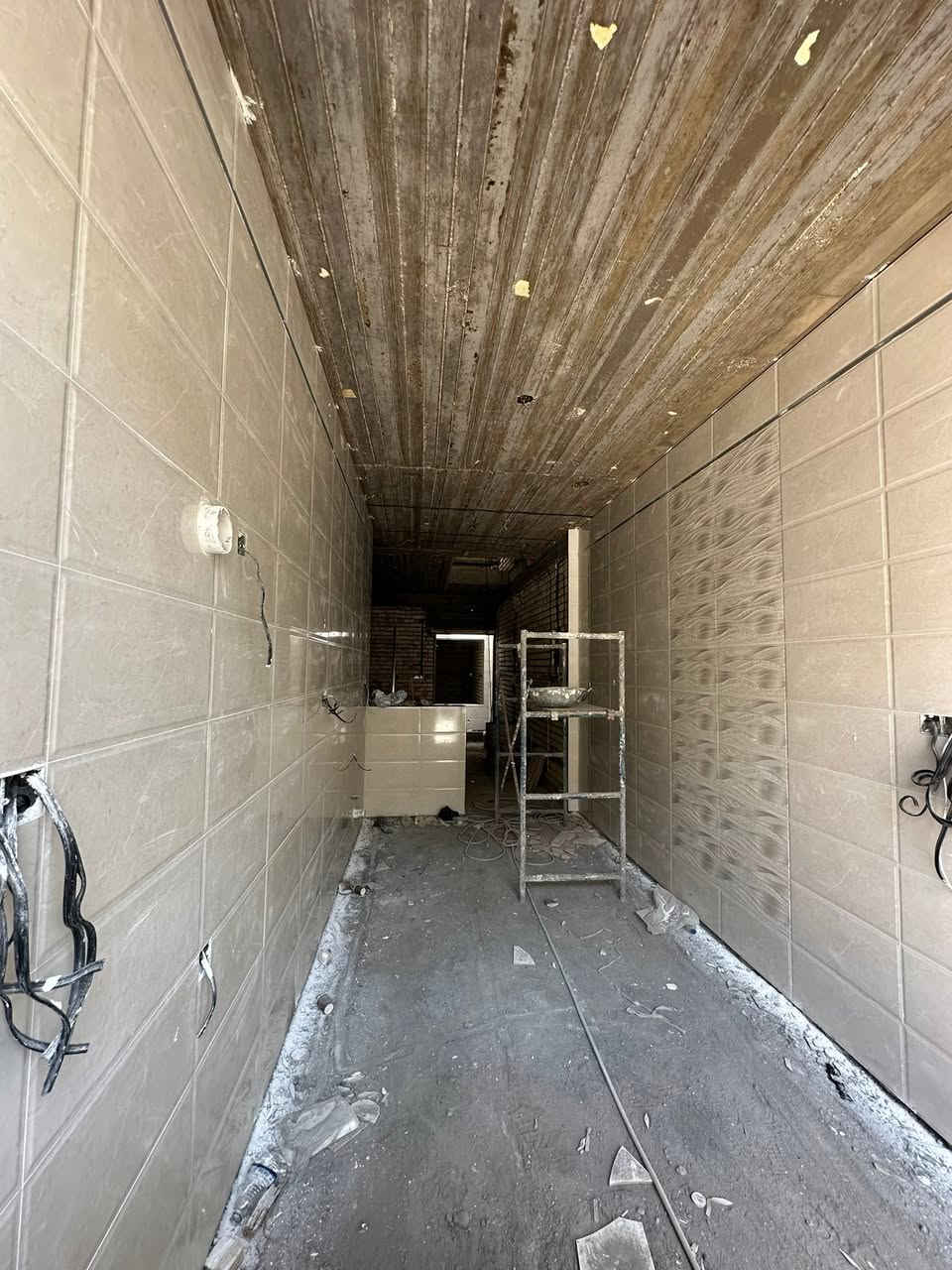 🏡 دار 125 للبيع - تسليم مفتاح بناء ٢٠٢٦ درجة اولى 🏡

طابو ملك صرف 

المساحة 125 متر واجهة 6.25 والنزال 20 
4 غرف نوم كبيرة ضمنها غرفة سويت

خريطة الدار جدا مرتبة وخدمية

الموقع: بغداد الكرخ - حي الجهاد قرب مجمع النسيم

منطقة حديثة وهادئة 

📌 المواصفات :
♦️باب مدخل الاستقبال : قاصة تركي ثقيل 
♦️باب المدخل الثاني : المنيوم ثقيل G60 دبل جام CNC
♦️الشبابيك : المنيوم تركي الوجه سلايد 
♦️الارضية :مرمر تركي وبايات الدرج مرمر تركي 
♦️الابواب الداخلية : تركي MDF
♦️الصحيات : مغسلة وغربي تعليك 
♦️منظومات كاميرات
♦️تأسيس الكهرباء: الفنار السعودي 
♦️تاسيس الصحيات: الامل الشريف 
♦️الواجهة: الواح بورسلاين 

 🏡الطابق الارضي:
مدخلين منفصلين 
مطبخ
استقبال
صالة
صحيات 
غرفة نوم كبيرة

🏡الطابق الاول :
غرف نوم كبيرة عدد 3
حولي كبيرة 

🏡الطابق الثاني:
بيتونة كبيرة 
سطح عدد 2

📞 للاستفسار:
الاتصل على الرقم: ***********

#دار_بيت_للبيع_100متر_بيوت_عقار_عقارات_بغداد_العراق_منزل_طابو
