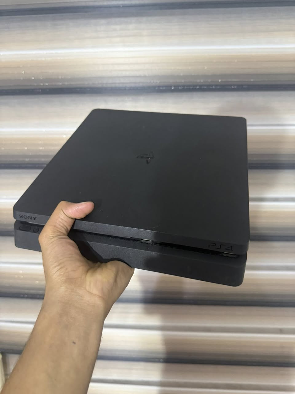 بلي ٤
مهكر 
مع كامل ملحقاتة 
جوستكات اصلية عدد ٢
العاب 
نظافة عالية استعمال قليل جدا 
ناصرية مركز ***********
